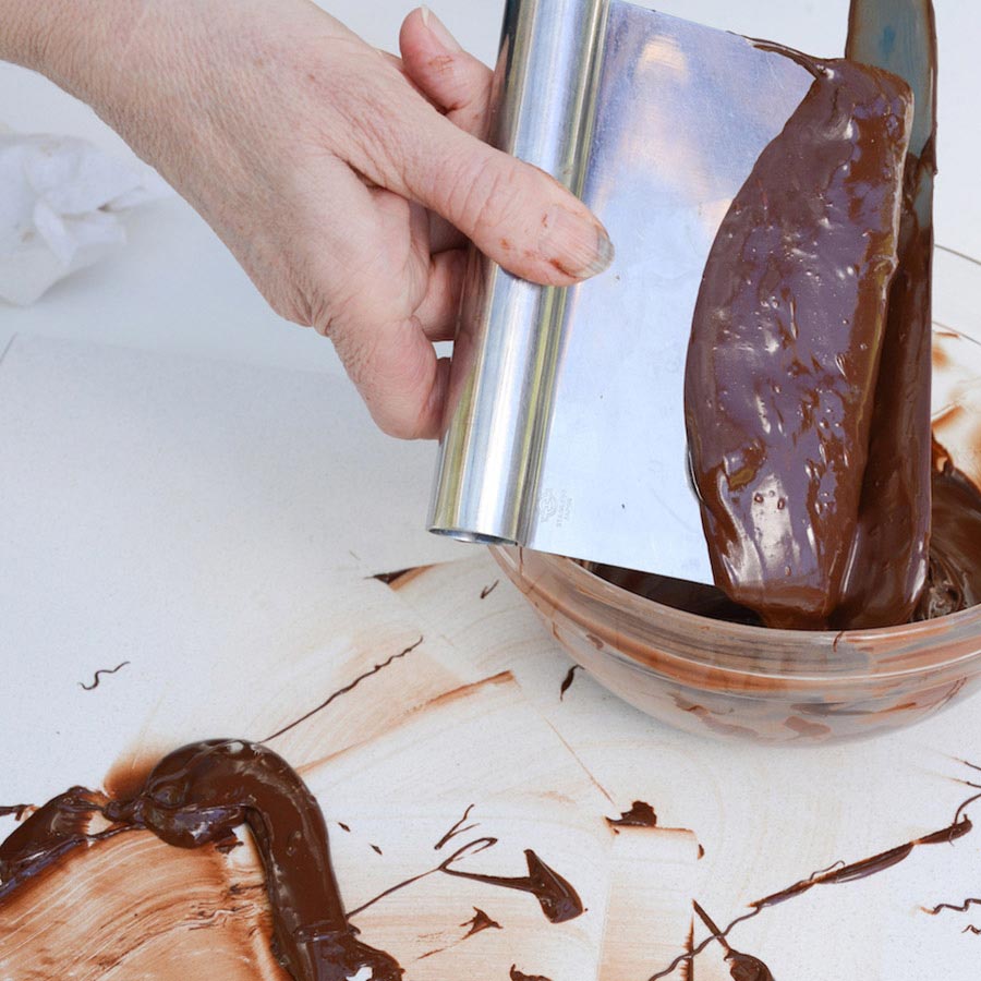 Tempering chocolate: tabliering method