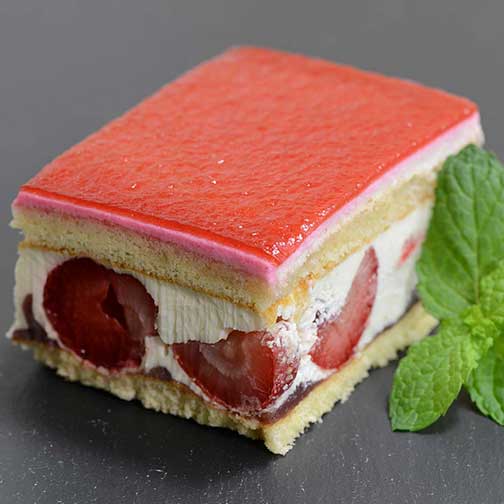 Strawberries and Cream Sponge Cake Photo [1]