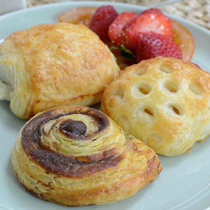 Cinnamon Roll, Apple Pocket, Pain Au Chocolat Mini Danish