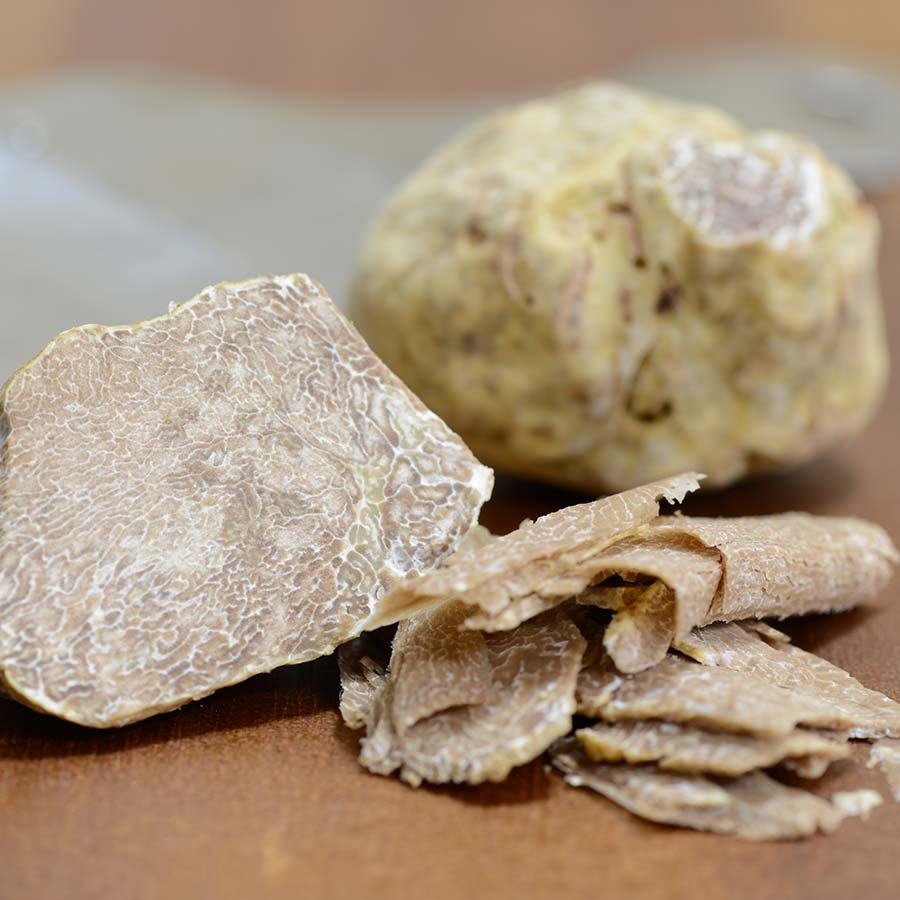 Nấm truffle trắng là loại đắt đỏ nhất trong tất cả các loại nấm truffle. Ảnh: Gourmet Foodstore